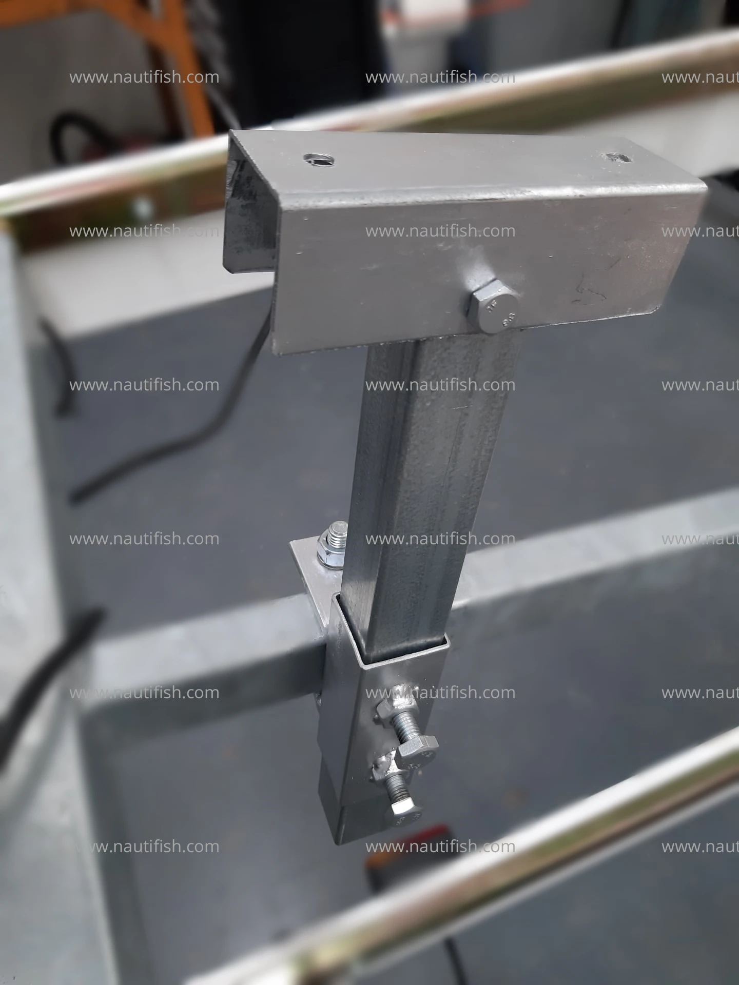 Suporte /apoio ajustável em altura para sistema de tábuas em atrelados Suporte /apoio ajustável em altura para sistema de tábuas em atrelados